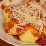 Deliciosa massa de nhoque com molho vermelho e queijo ralado, imagem destacada no blog do Pastifício Raviollini, guia de massas italianas no Mooca e Tatuapé.
